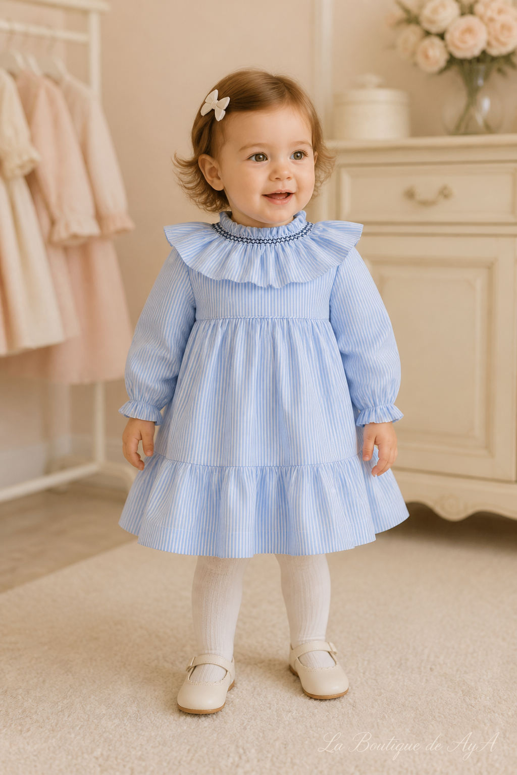 Bebé niña con vestido Miranda azul 40/0144/V en boutique, marca de agua La Boutique de AyA