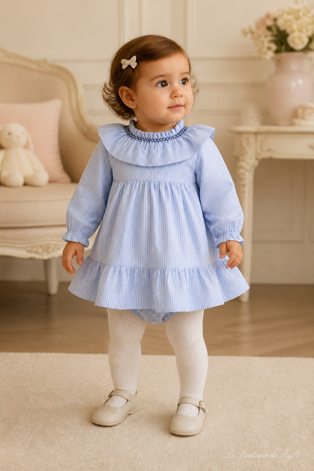 Bebé niña con vestido y braguita Miranda azul 40/0144/VB en boutique, marca de agua La Boutique de AyA