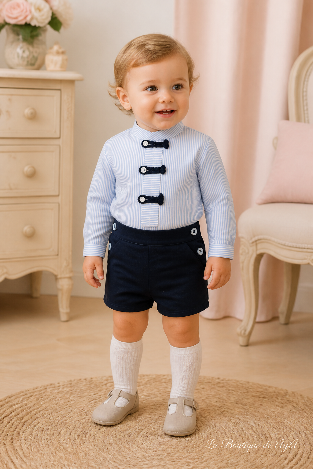 Bebé niño con conjunto Miranda azul y marino 40/0145/23 en boutique, marca de agua La Boutique de AyA
