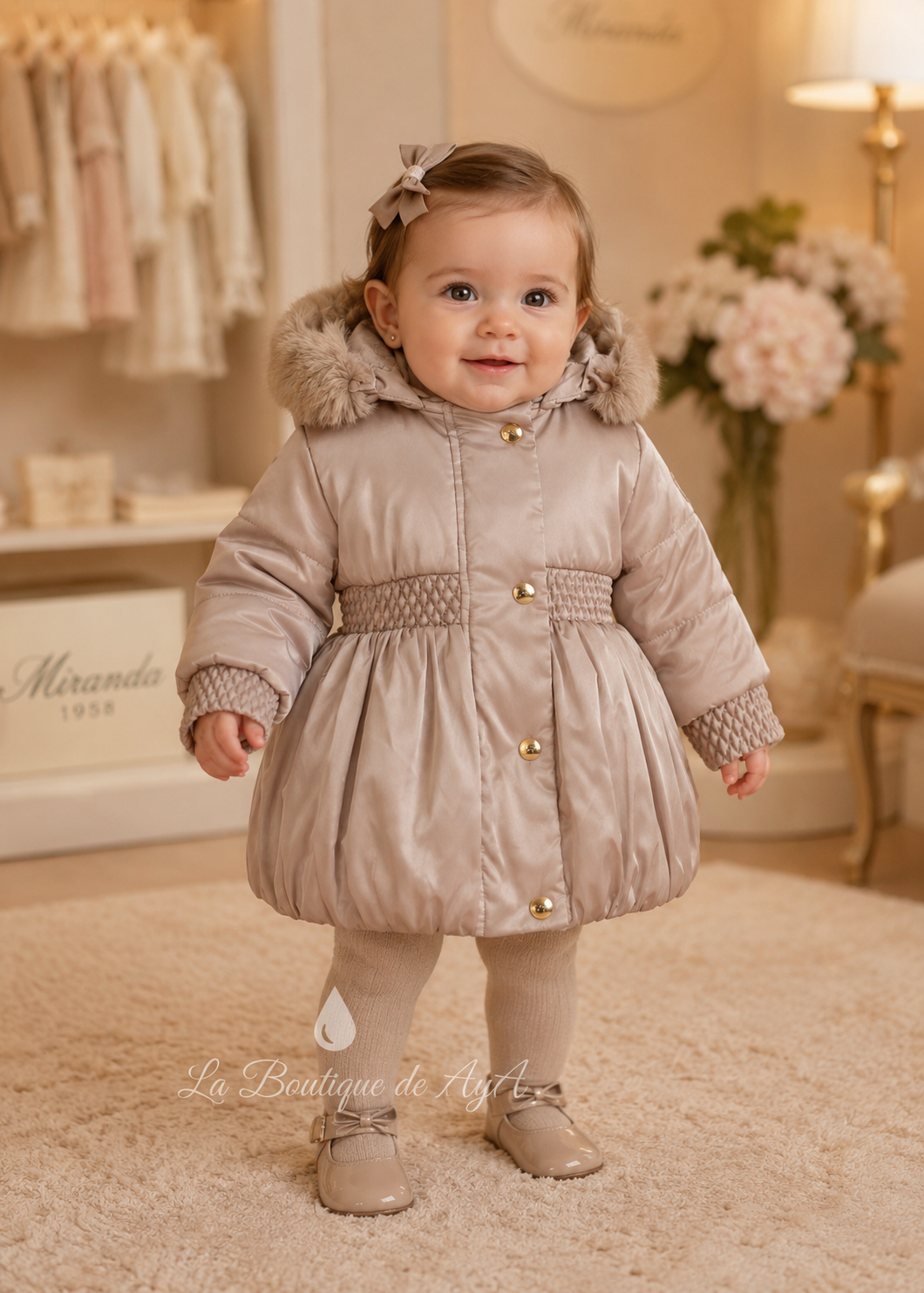 Bebé con abrigo Miranda visón 40/0165/A - modelo con marca de agua La Boutique de AyA