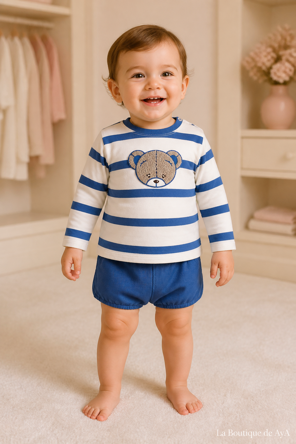 Bebé niño con conjunto camiseta y pantalón corto Miranda azulón 40/0502/23 en boutique, marca de agua La Boutique de AyA