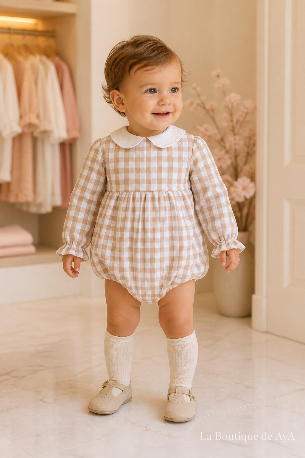 Bebé niño con pelele Miranda camel 40/0508/P en boutique, marca de agua La Boutique de AyA