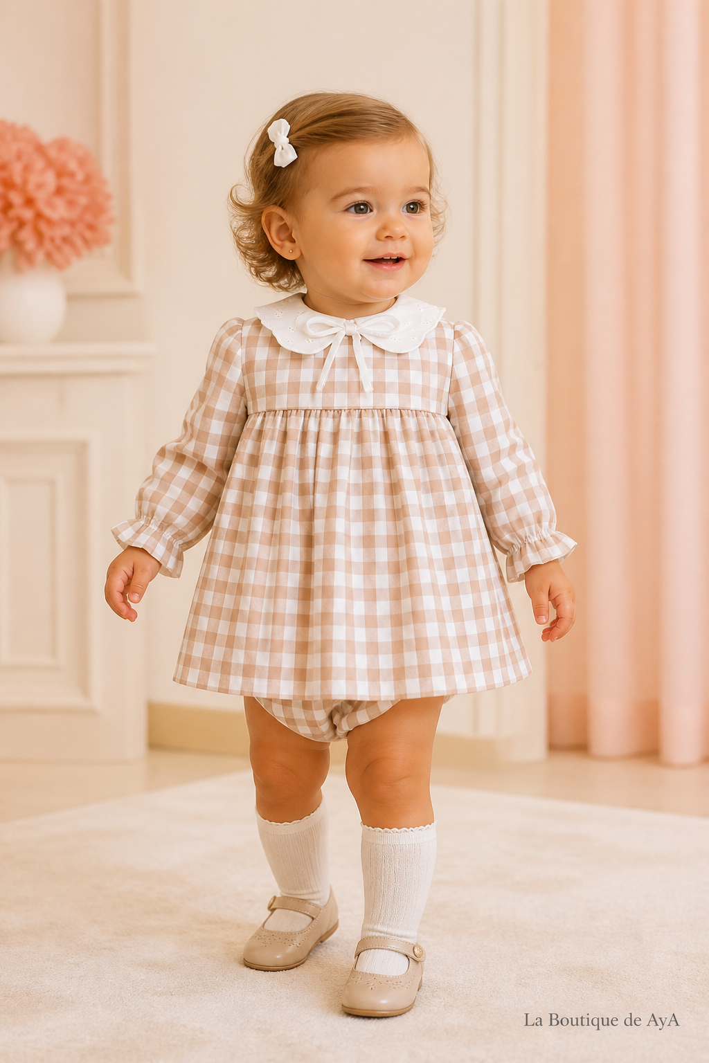 Bebé niña con vestido y braguita Miranda camel 40/0508/VB en boutique, marca de agua La Boutique de AyA