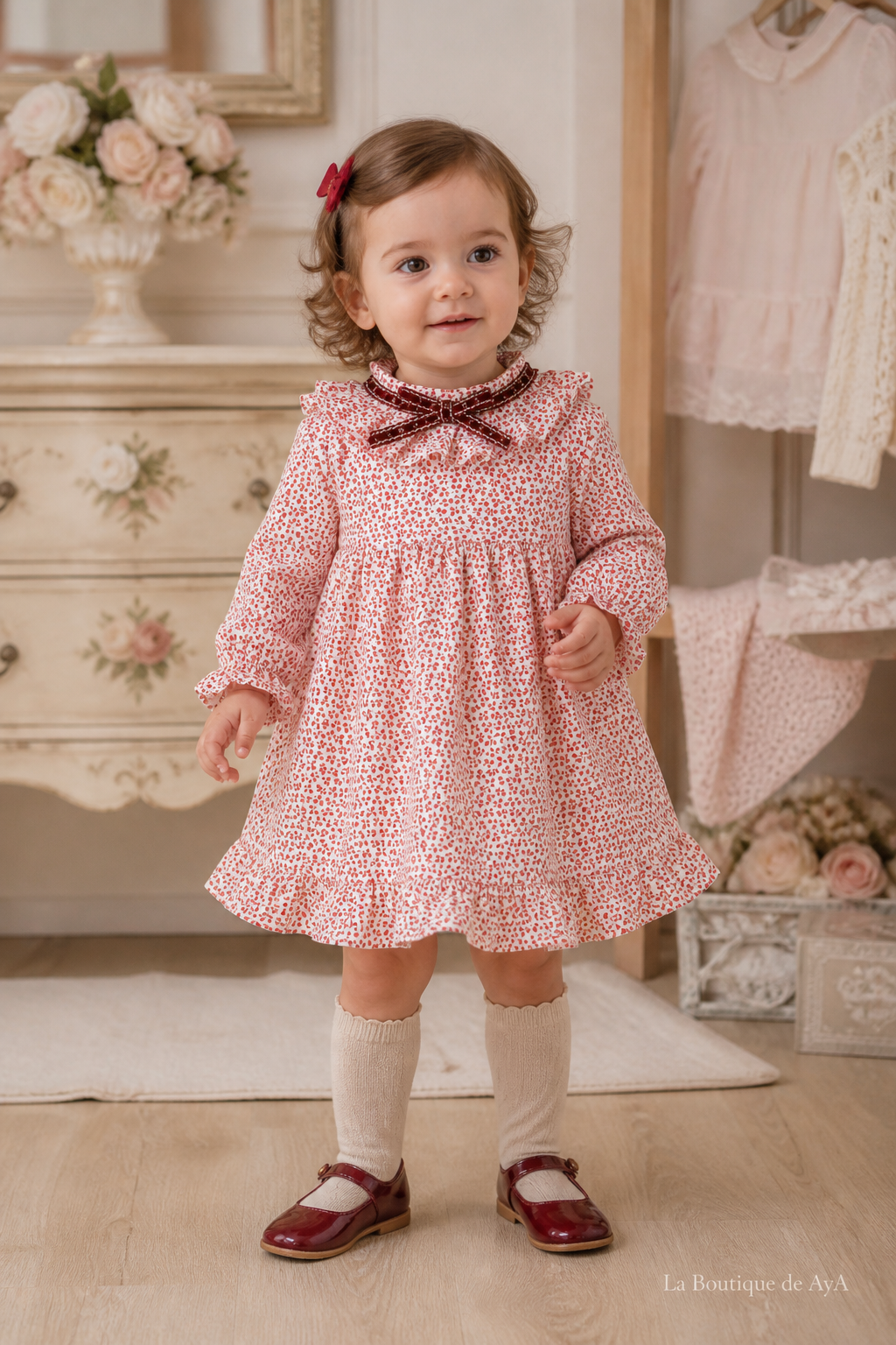 Bebé niña con vestido Miranda granate 40/0510/V en boutique, marca de agua La Boutique de AyA