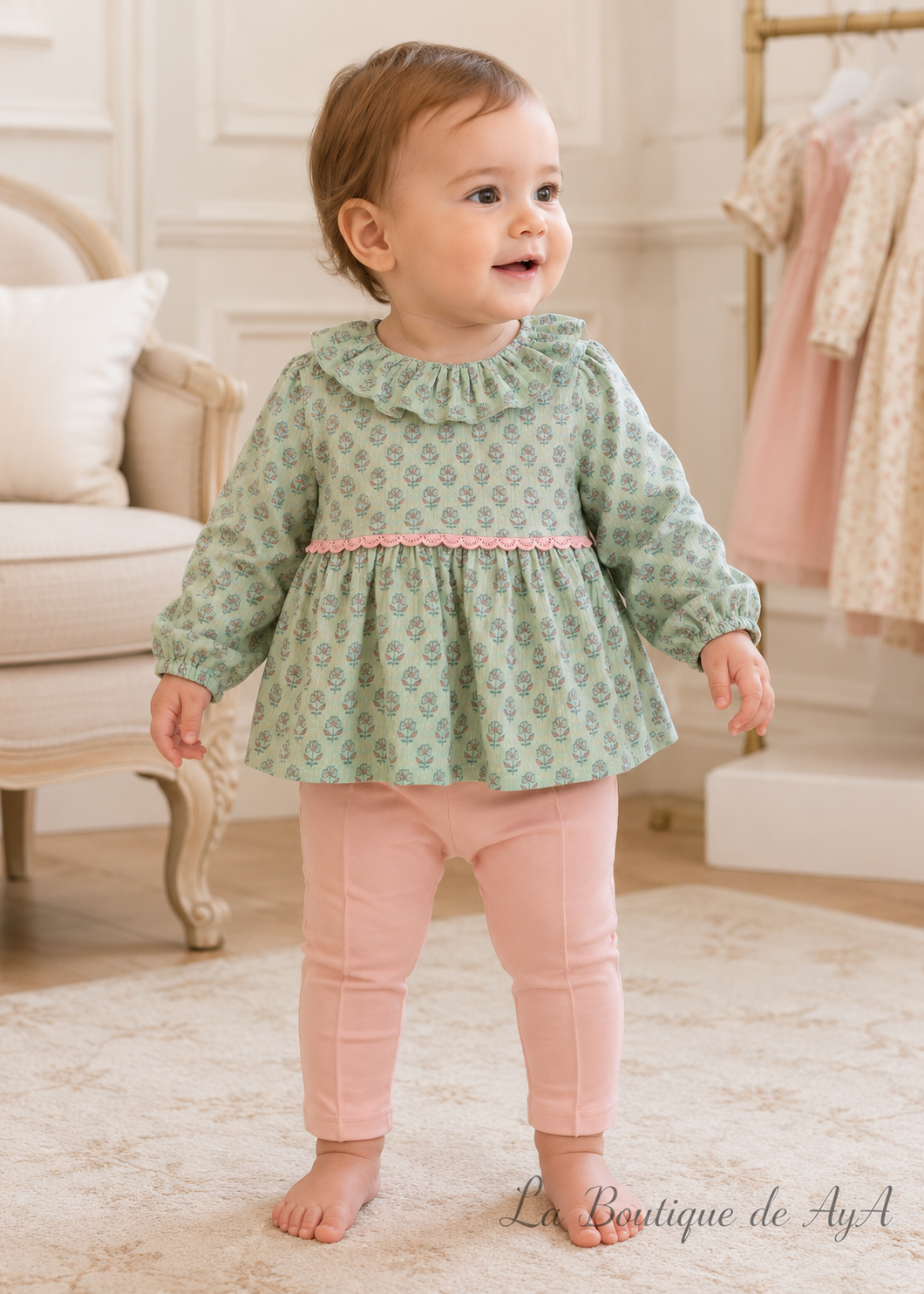 Bebé con conjunto blusa y pantalón Miranda verde agua 40/0523/23 - modelo con marca de agua La Boutique de AyA
