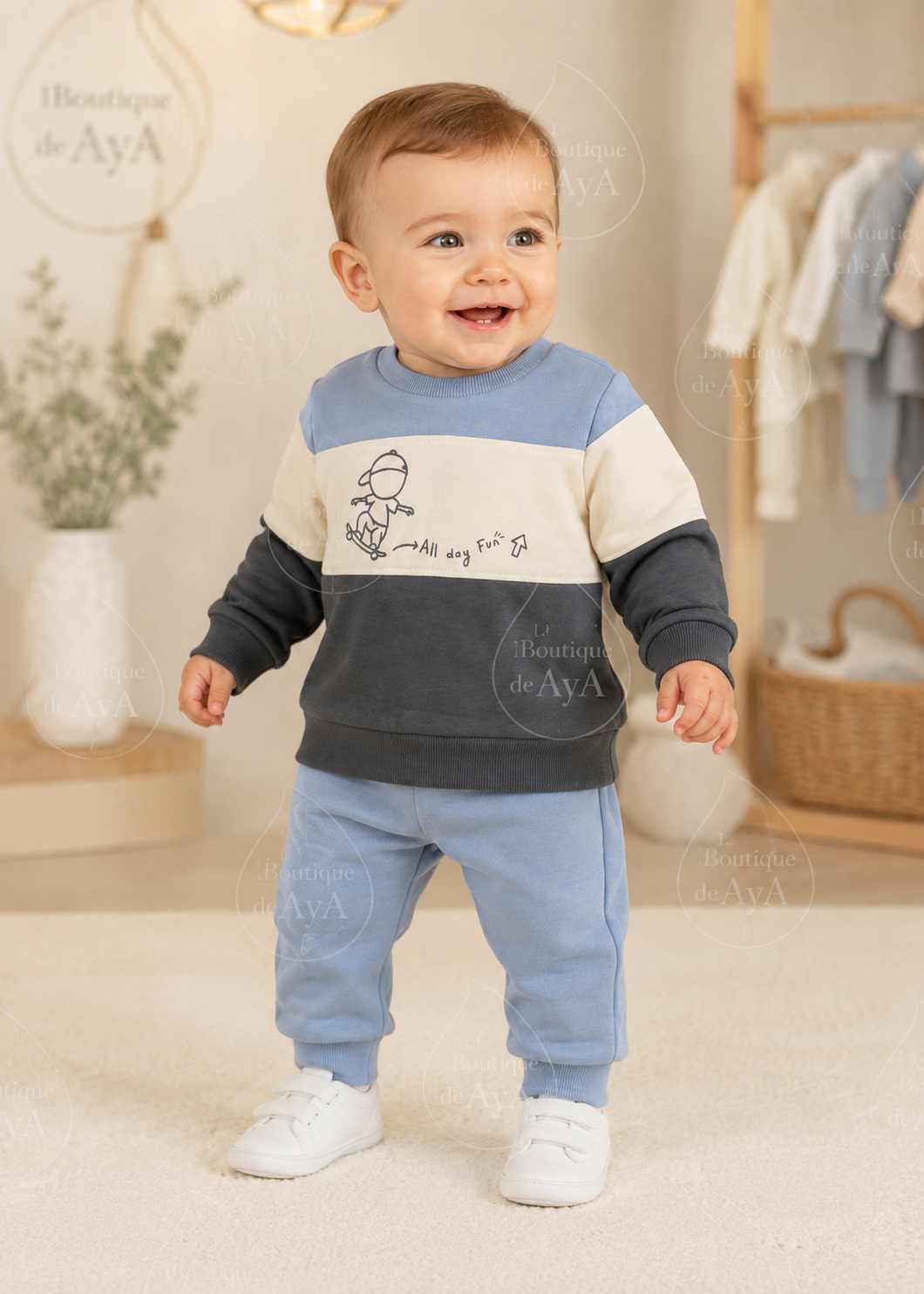 Bebé con chándal Miranda azul 40/0538 - modelo con marca de agua La Boutique de AyA