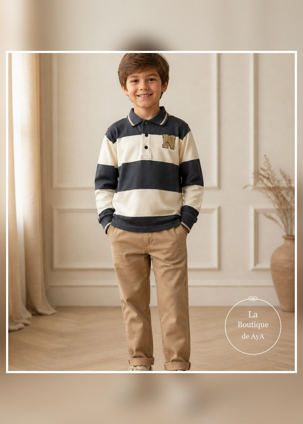 Polo gris azulado y nata Miranda para niño con modelo
