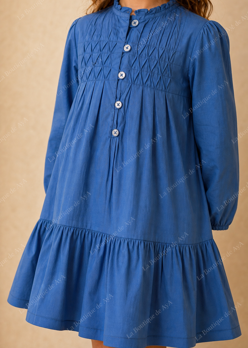 Detalle del vestido azul royal Miranda con nido de abeja y botones