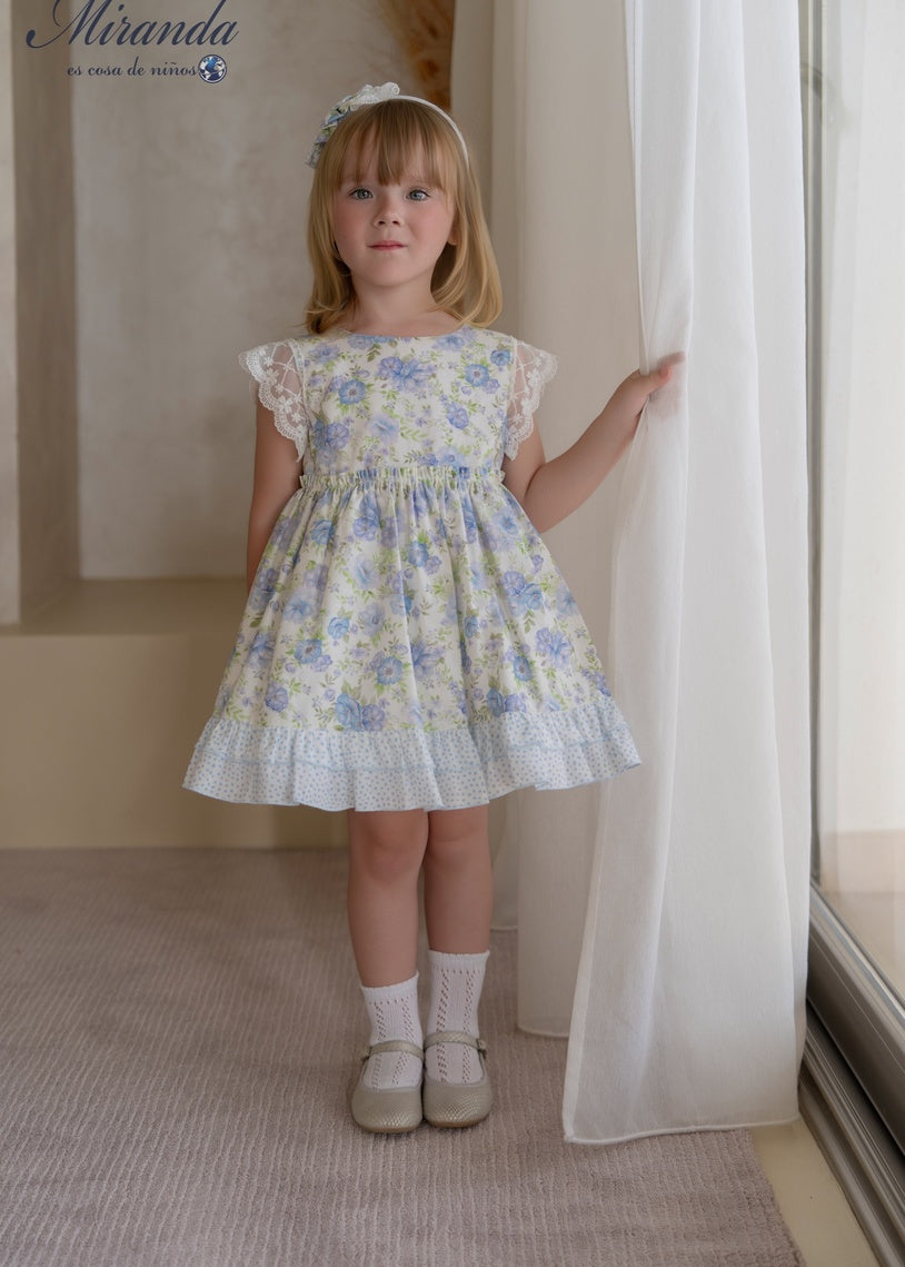 Vestido de ceremonia para niña con estampado floral azul y mangas de encaje, marca Miranda – verano 2026