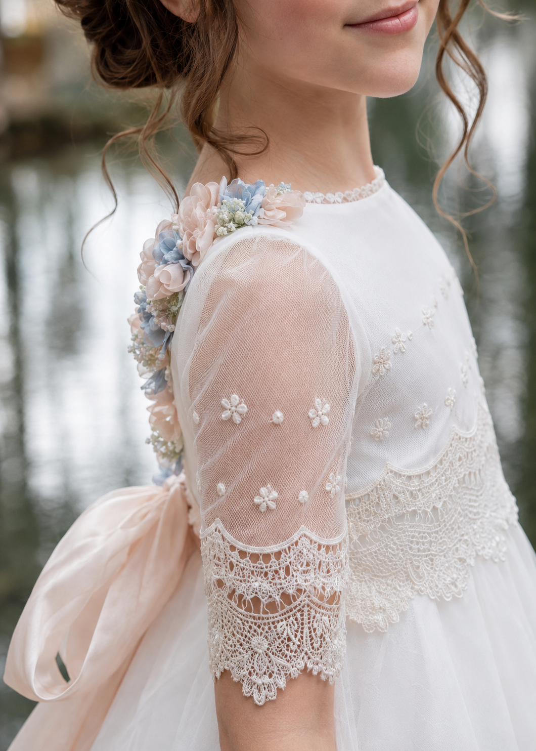 Detalle del encaje y manga del vestido Rocío Meninas 26029