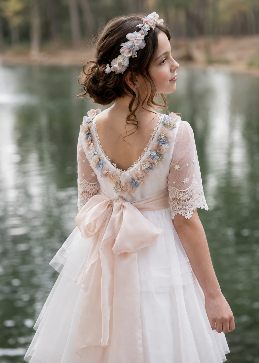 Detalle floral de la espalda del vestido Rocío Meninas 26029