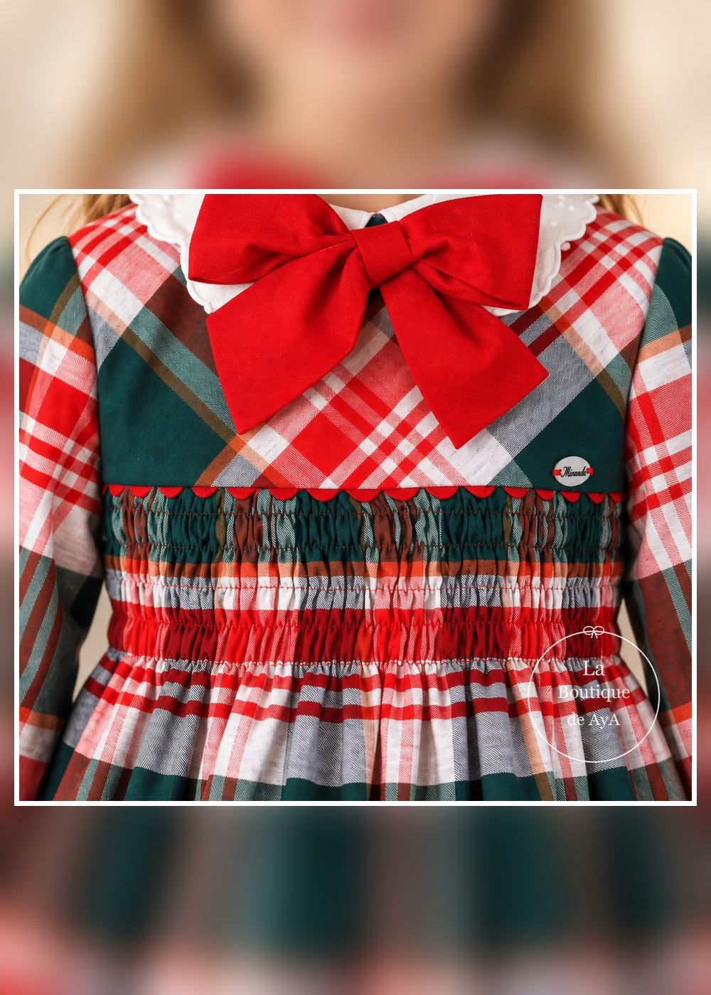 Detalle del lazo rojo, cuello festoneado y cuerpo fruncido del vestido Miranda 0618