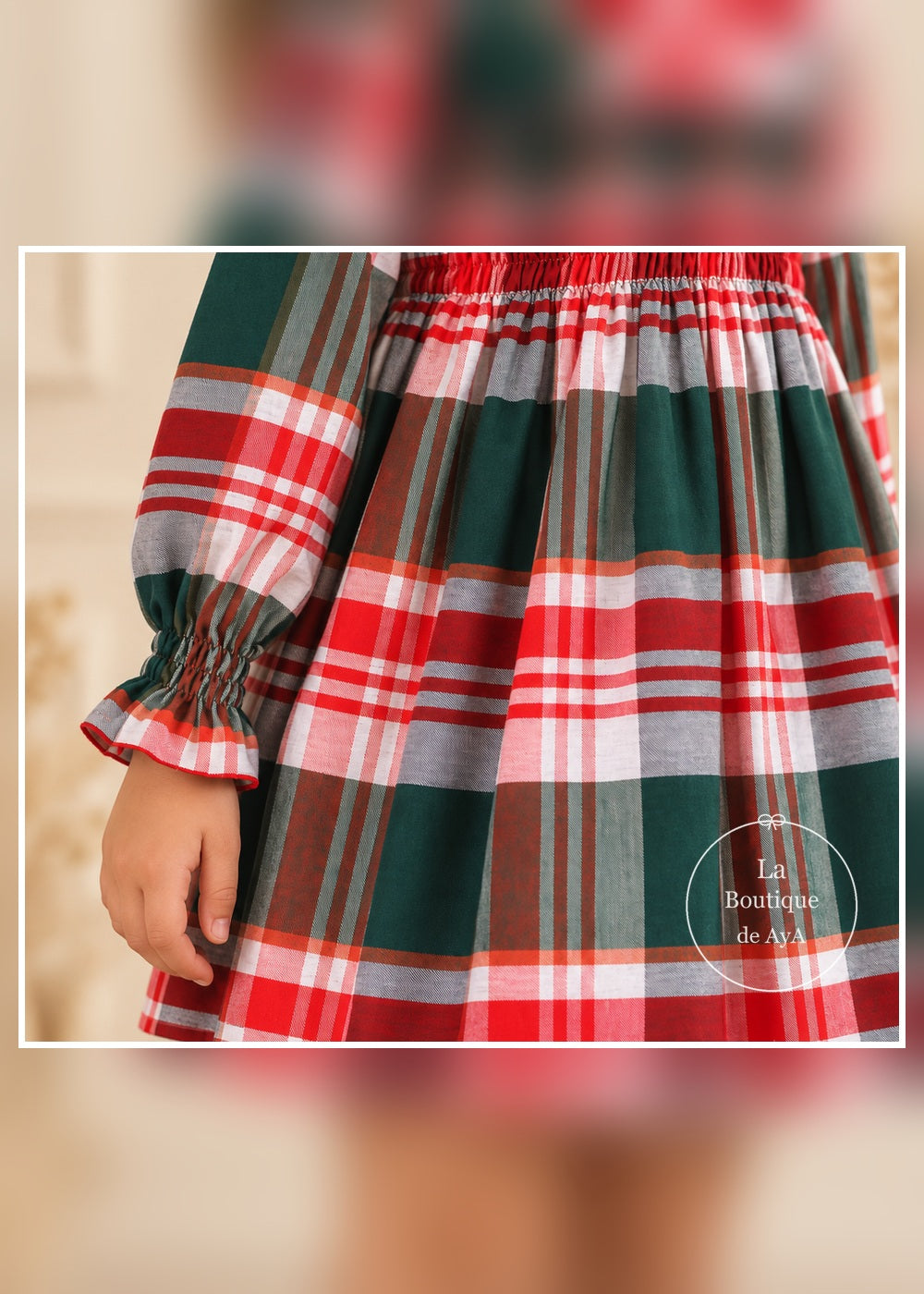 Detalle del puño fruncido y la falda de cuadros del vestido Miranda 40/0618/V