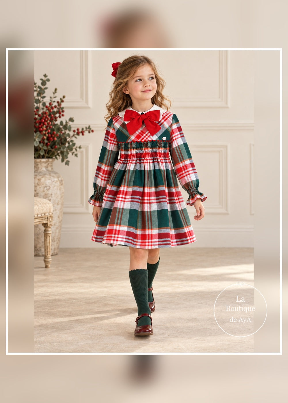 Vestido Miranda 40/0618/V de cuadros verde y rojo para niña en movimiento