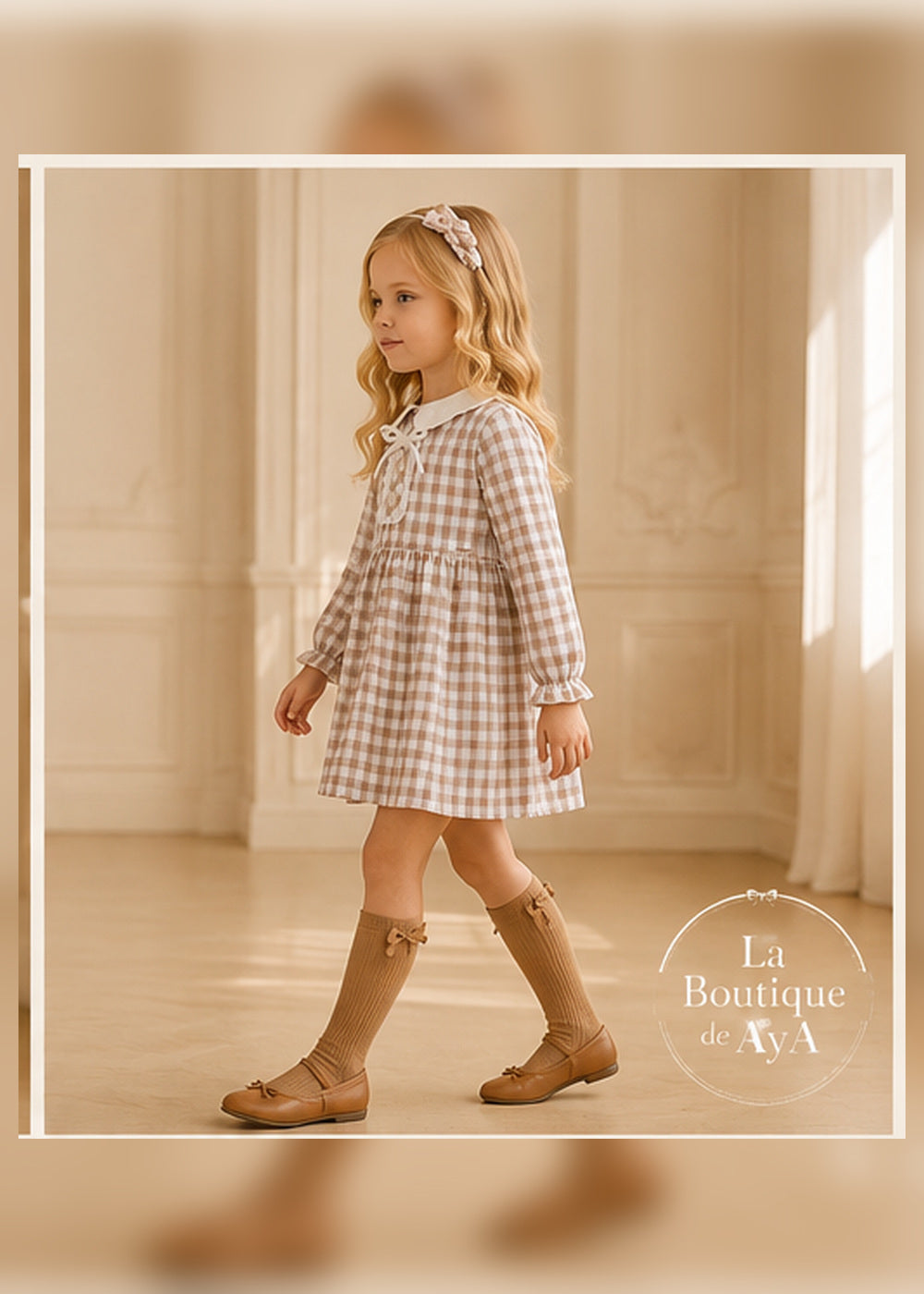 Niña con vestido Miranda de cuadros beige y blanco caminando