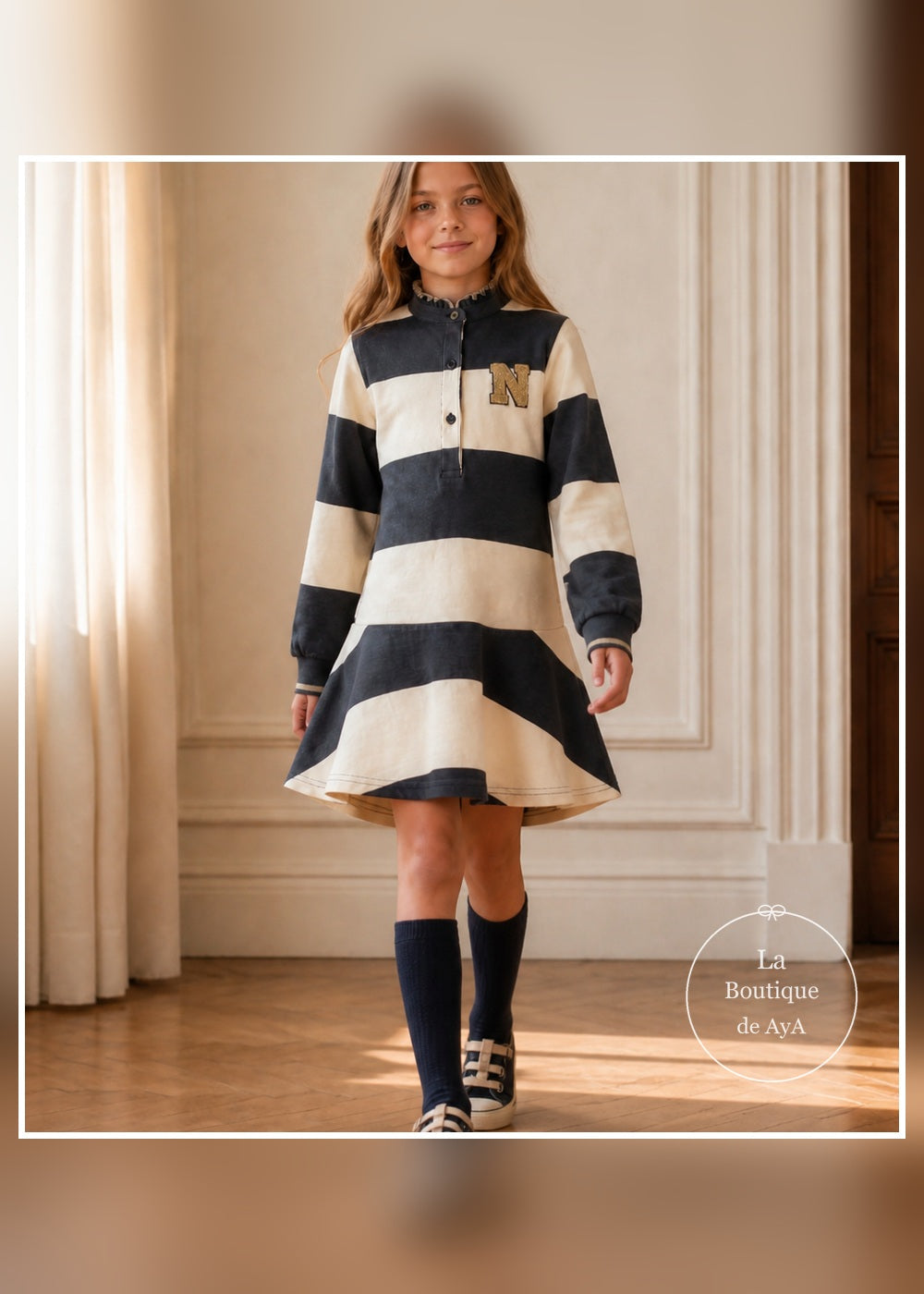Vestido de rayas gris azulado y nata Miranda para niña en movimiento