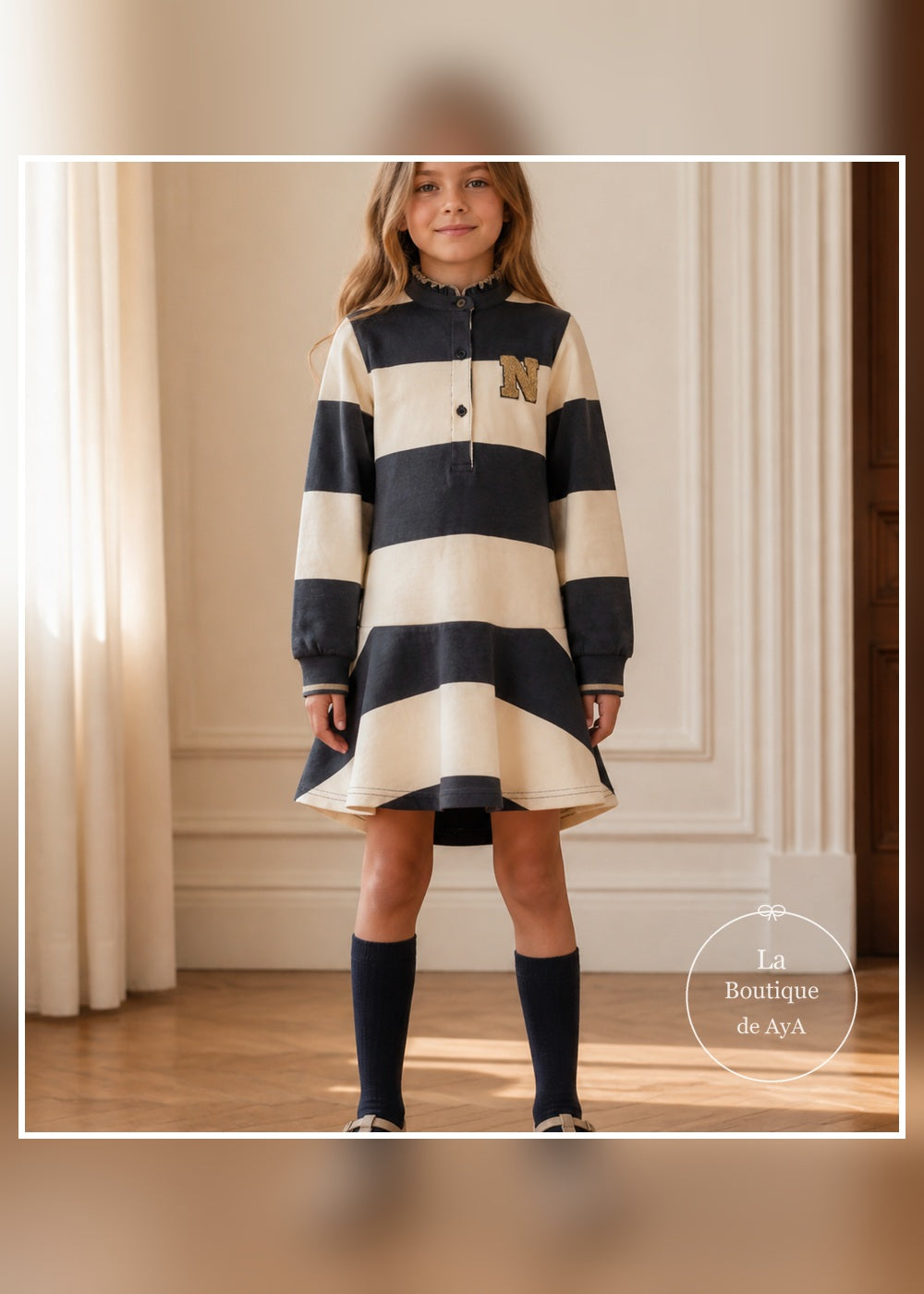 Vestido gris azulado y nata Miranda para niña con modelo
