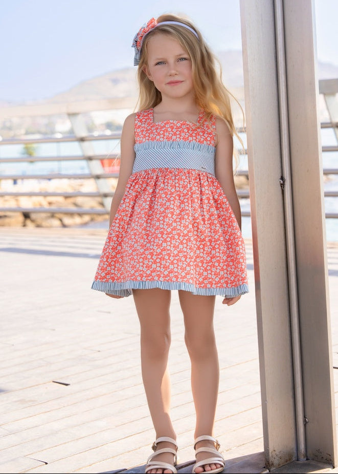 Vestido niña rojo con estampado floral y lazo trasero, vista frontal