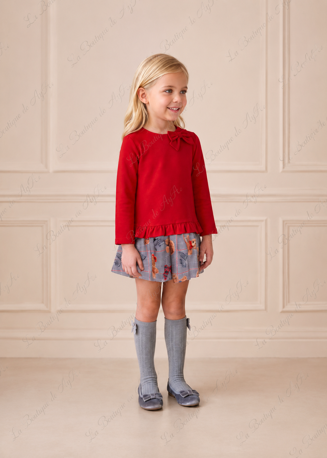 Niña con vestido rojo Miranda y falda de cuadros estampada con ositos