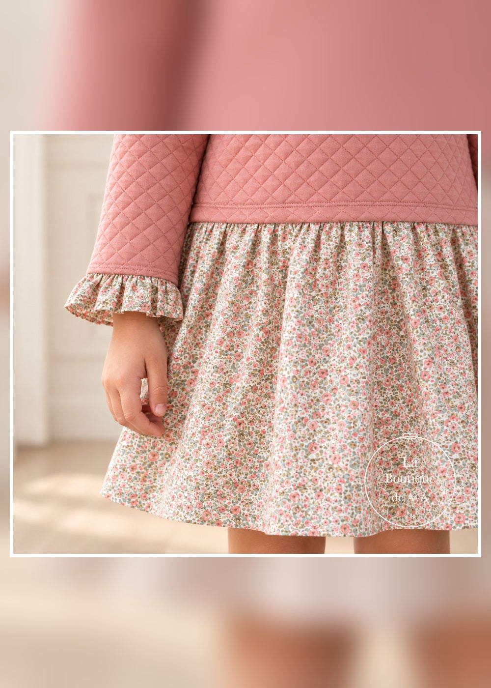 Detalle del puño con volante y la falda floral del vestido Miranda 400616V