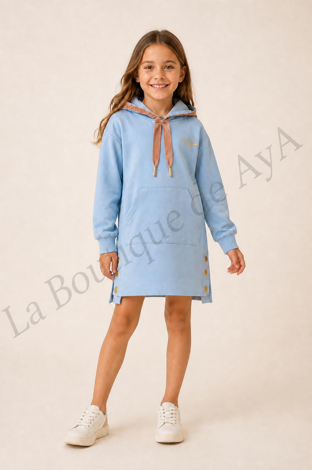 Niña con vestido sudadera celeste Miranda 0632, vista frontal con marca de agua La Boutique de AyA
