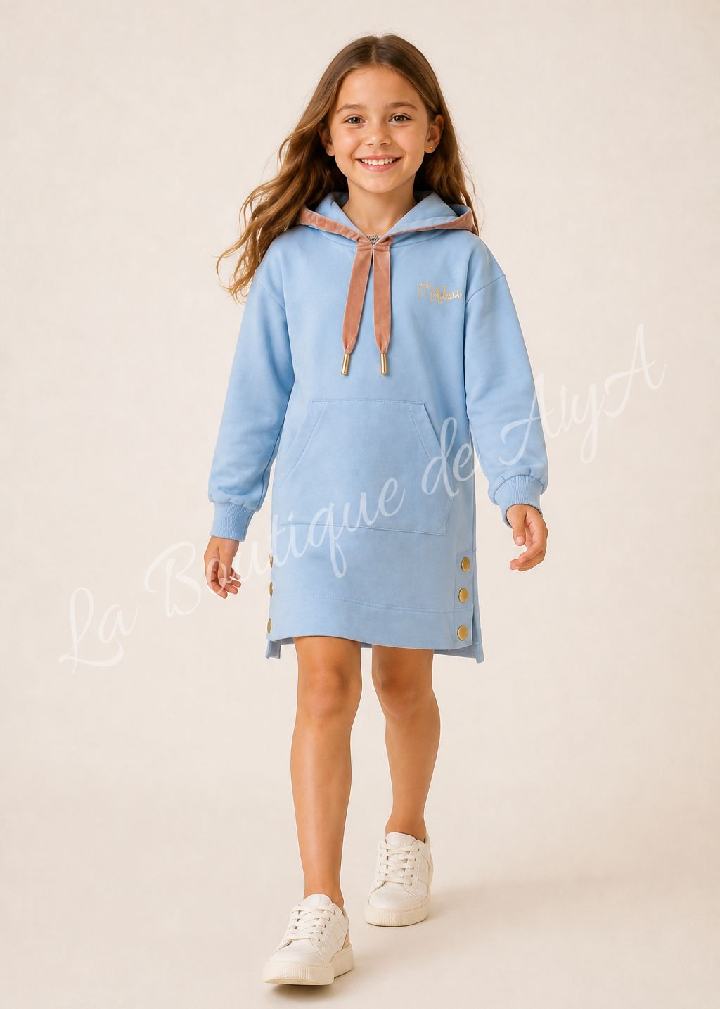 Niña con vestido sudadera celeste Miranda 0632 caminando, con marca de agua La Boutique de AyA