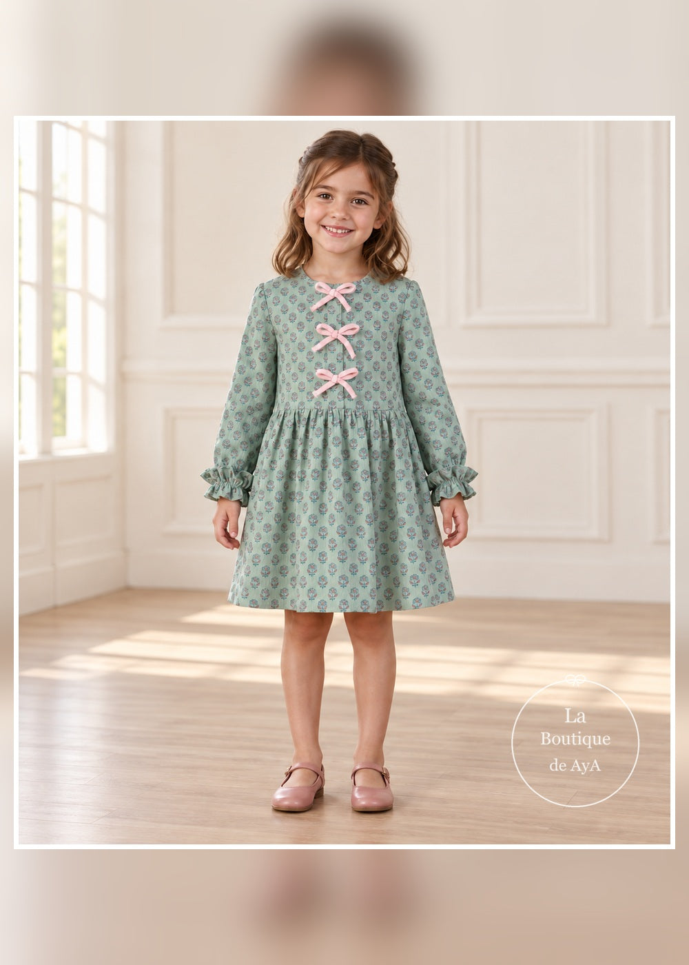 Vista frontal del vestido Miranda 400620V verde agua con flores y tres lazos rosas
